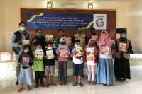 Salurkan donasi pelanggan, Gramedia bagikan buku dan alat tulis bagi taman baca