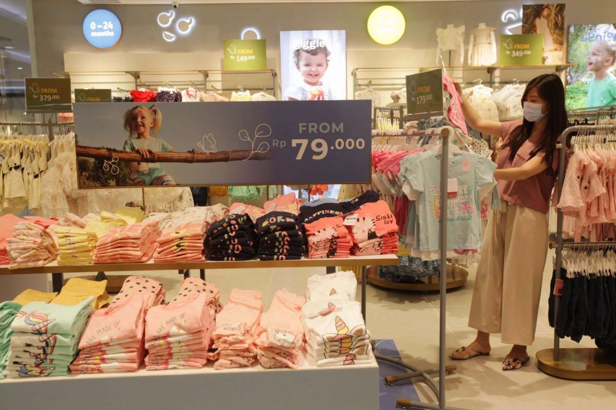 Belanja kebutuhan bayi dan anak di gerai Babyshop