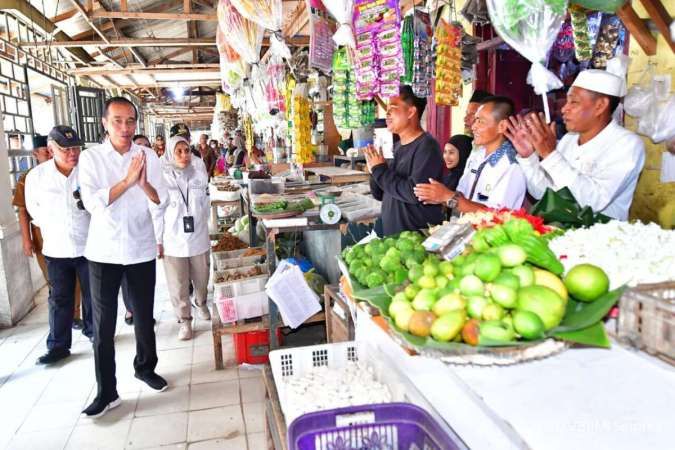 Jokowi Cek Sejumlah Harga Bahan Pokok di Pasar Kawat, Kota Tanjungbalai, Sumut