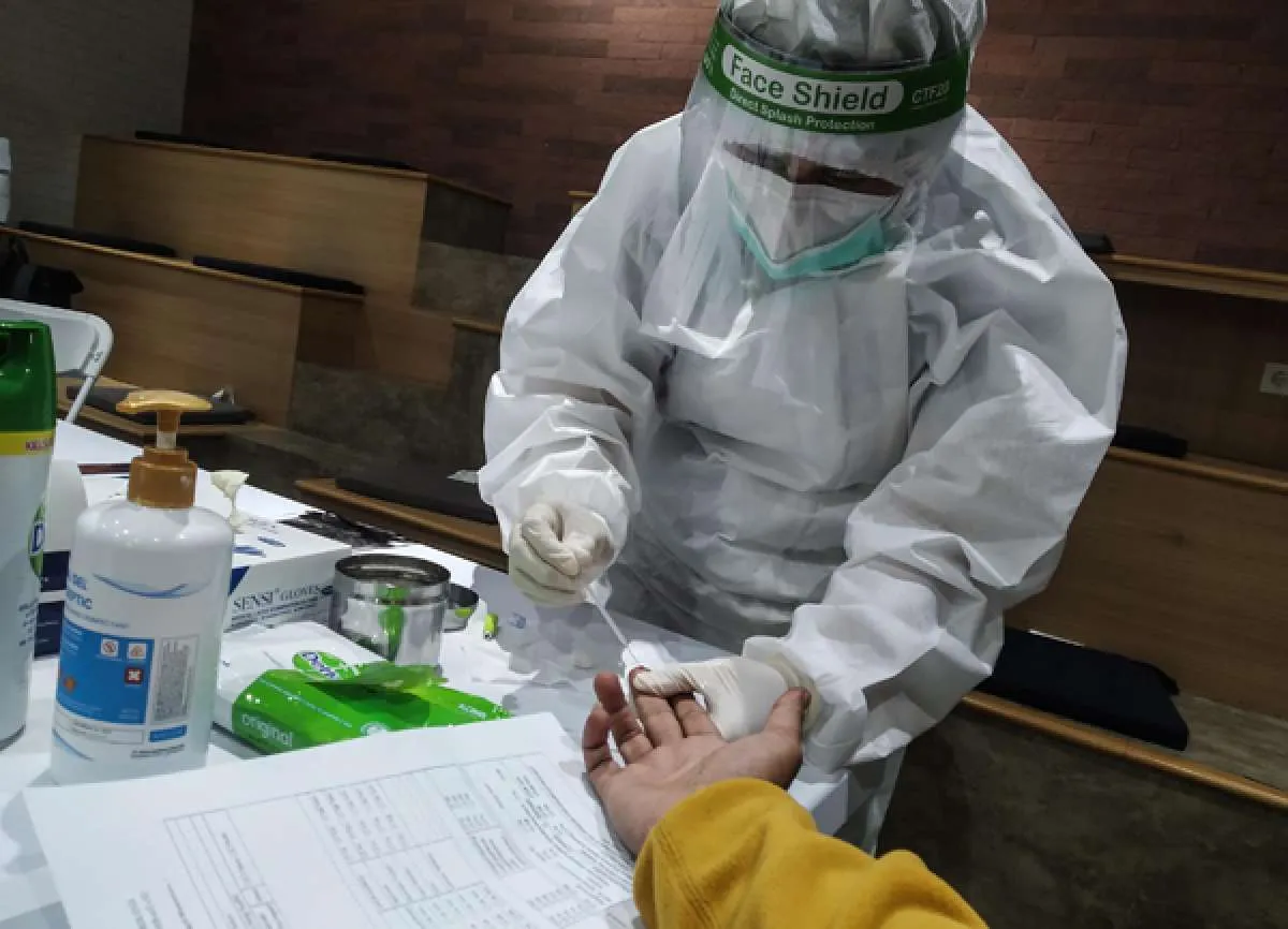 Untuk deteksi dini, direktur Dana Brata Luhur (TEBE) rutin tes Covid-19