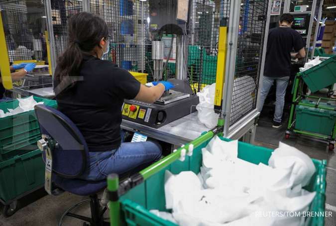 U.S. factory orders rebound in March; business spending on equipment strong