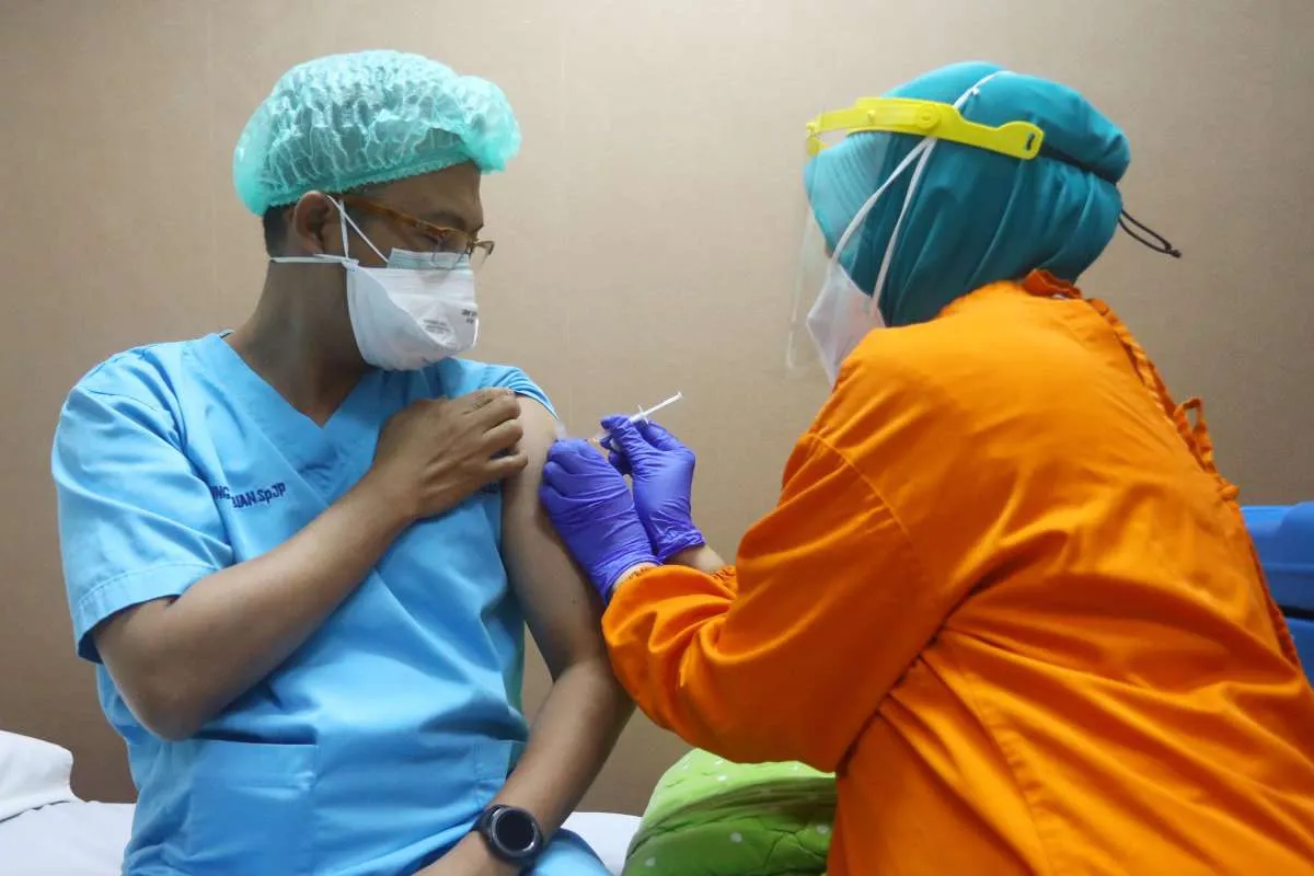 Sudah disuntik vaksin virus corona? Ini efek yang bisa terjadi dalam tubuh