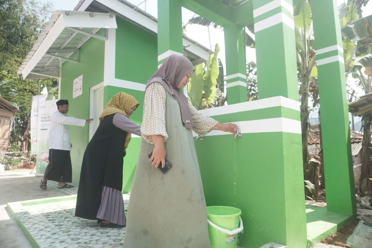 Manulife Indonesia Resmikan Sarana Air Bersih dan Sanitasi Warga Kampung Pasir Angin Bogor