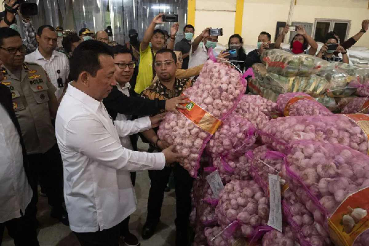 Hitam-Putih Bawang Putih
