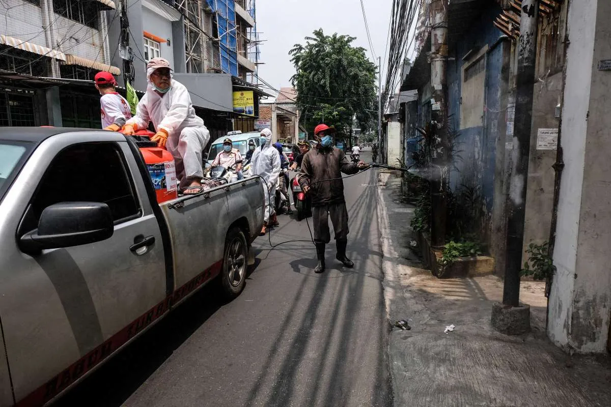 Puluhan titik jalan di Jakarta Timur disemprotkan disinfektan untuk cegah corona