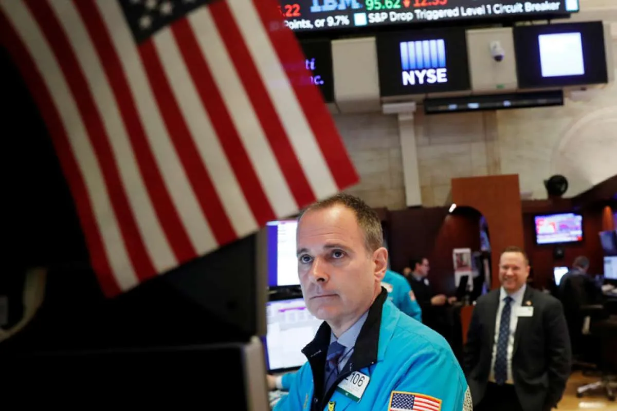 Wall Street naik 1% setelah banjir stimulus dari bank sentral global