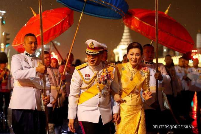 Raja Thailand bertemu dengan ribuan pendukungnya, berbaur dengan warga di jalan