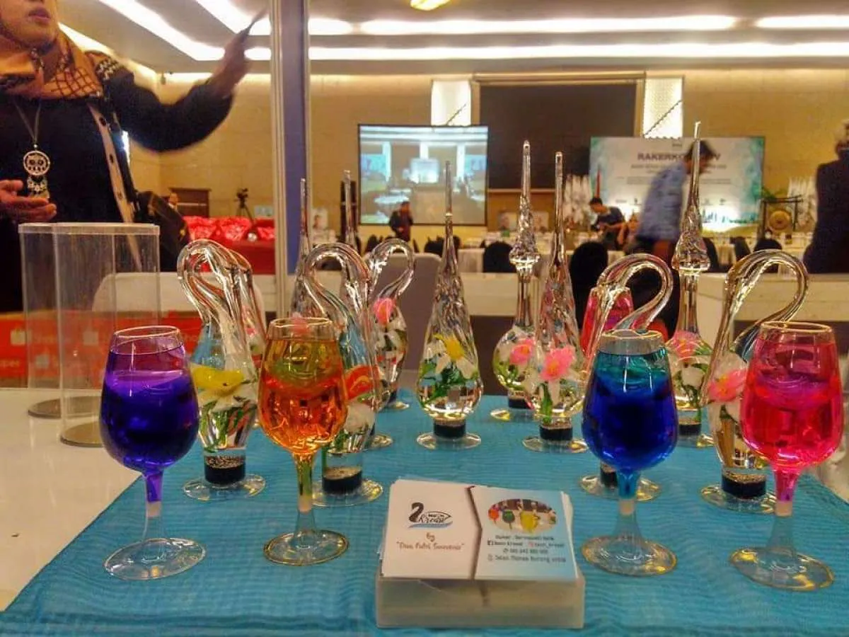 Jadi mitra binaan Pertamina, usaha neon hias berbahan barang bekas ini naik kelas