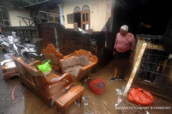 Hujan lebat di Manado, banjir setinggi pinggang orang dewasa merendam pemukiman