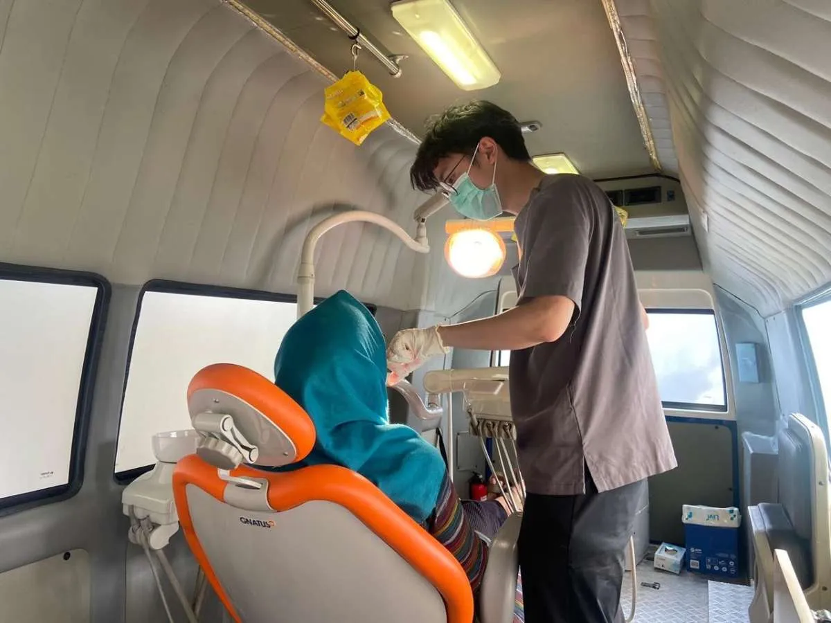 Bahaya Tersembunyi di Balik Gigi Ompong. Ini Manfaat Pakai Gigi Palsu 