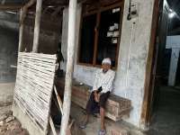 Rumah Satiyem Kini Terang Berkat Bantuan Pasang Baru Listrik