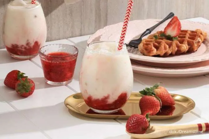 Takjil Stroberi: Korean Strawberry Milk 