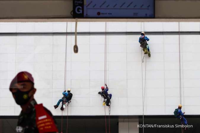 Buruh Ingin Upah Tetap Naik, Pengusaha Menampik 