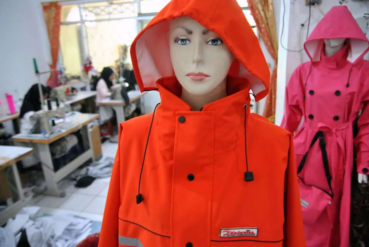 Begini Cara Mencuci Jas Hujan supaya Awet