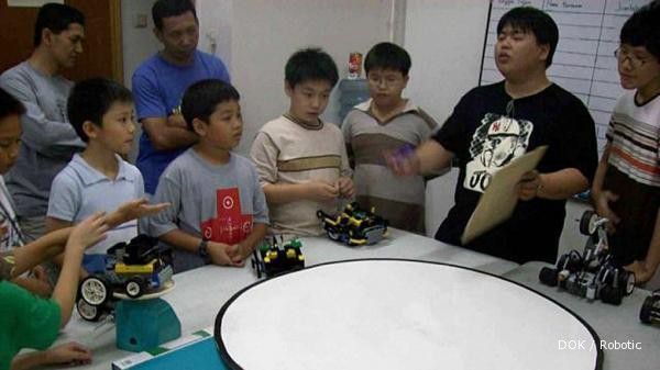 Merangkai laba dari sekolah merakit robot