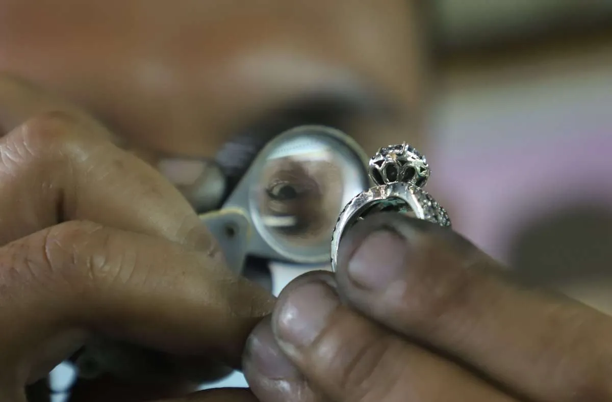 Kenali Kode Emas saat Jual Beli Logam Mulia hingga Perhiasaan