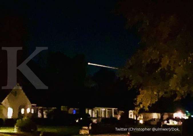 Bak meteor, begini potret SpaceX Crew-2 Dragon di langit malam saat menuju Bumi