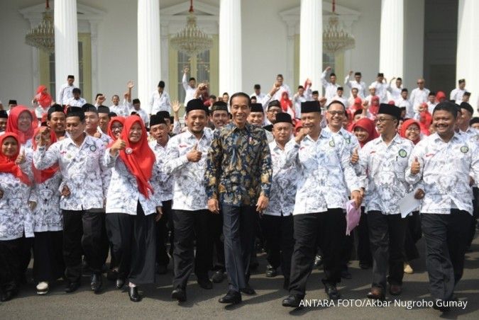 Jokowi: Saya harus percaya, memang masih ada guru gajinya Rp 300 ribu