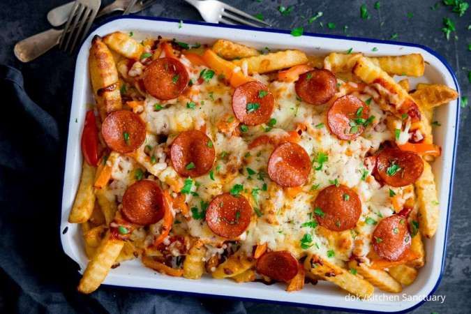 Resep Pizza Fries, Pizza yang Terbuat dari Kentang Goreng dengan Lelehan Keju