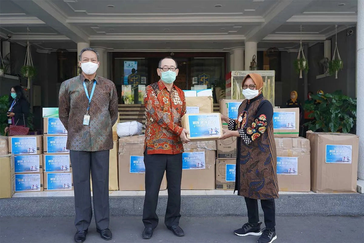 J Trust Bank Serahkan Bantuan APD ke Pemkot Surabaya