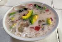 Kios Sederhana dengan Banyak Stoples Isi Topping Bikinan Sendiri