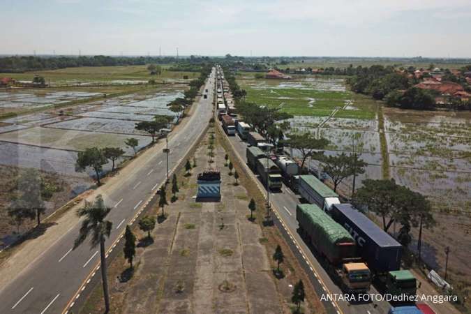 Buntut one way di jalan tol, jalur Pantura Cirebon arah Jakarta dipadati bus besar