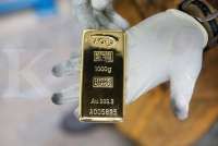 Tengah siang harga  emas spot berada di US 1 883 75 per  