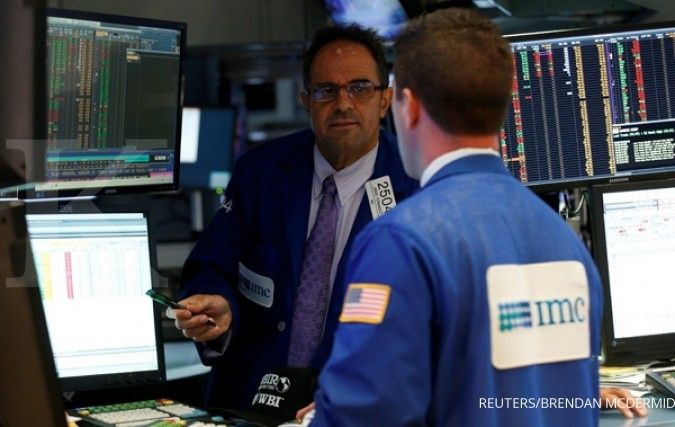 Bursa AS memerah terseret kejatuhan minyak 