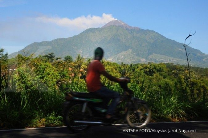 Gunung Merapi meletus setinggi 5.500 meter disertai suara gemuruh