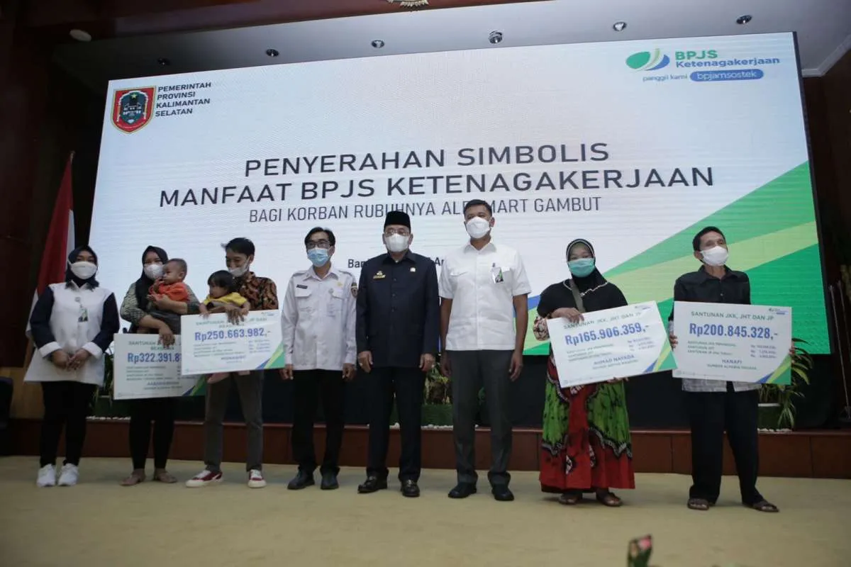 Aksi Cepat, BPJS Ketenagakerjaan Serahkan Santunan Korban Alfamart Roboh Di Kalsel