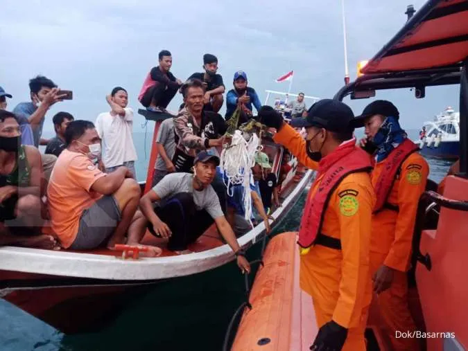 Indonesia rescue teams scour sea for crashed plane amid poor weather