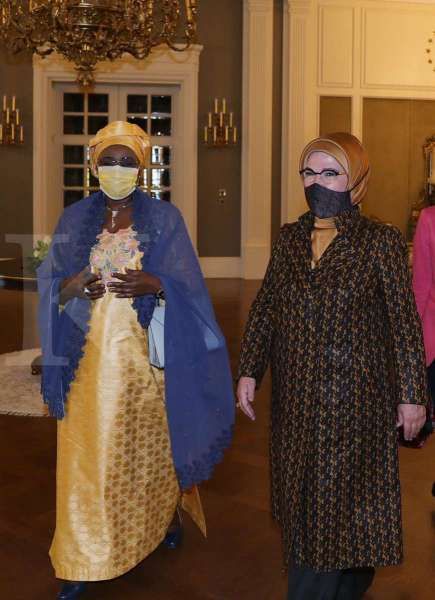 Ibu Negara Turki Emine Erdogan memakai masker batik asal Yogyakarta