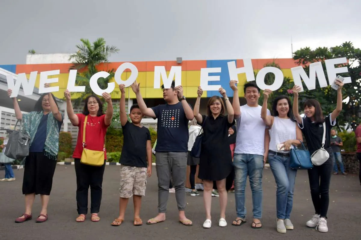 Sebanyak 62 mahasiswa yang diobservasi di Natuna tiba di Surabaya