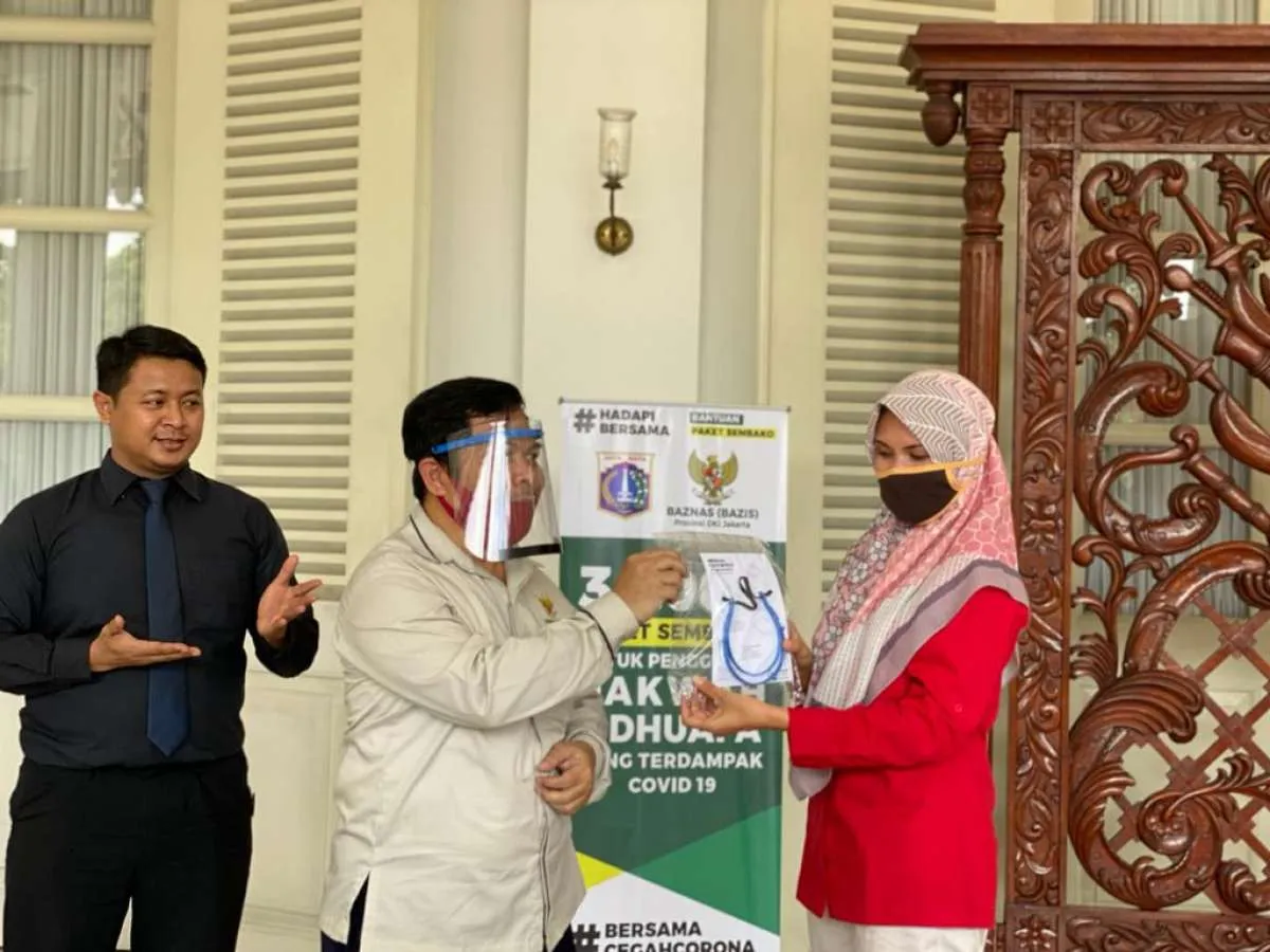Ikut berisiko terpapar corona, Baznas Bazis DKI bagi-bagi face shield ke wartawan