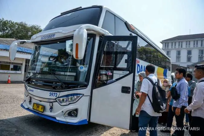 Bus Damri pengumpan Bandara Internasional Jawa Barat 