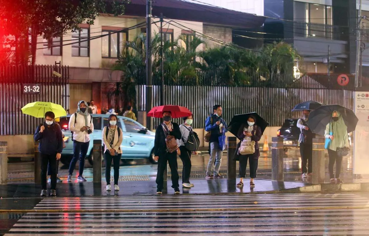 Cuaca besok di Jabodetabek hujan turun merata, mulai ringan hingga petir