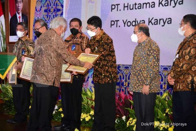 Terima Penghargaan dari PUPR, Brantas Abipraya Tingkatkan Komitmen Bangun Indonesia lewat Karya Konstruksi Terbaiknya