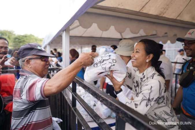 Menteri BUMN Bagikan 3.000 Paket Sembako Murah ke Warga Surabaya