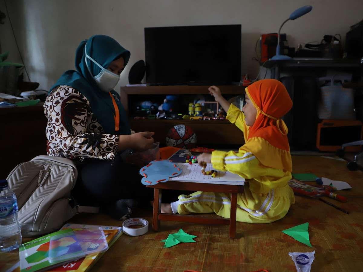 Belajar dan bermain di kediaman siswa