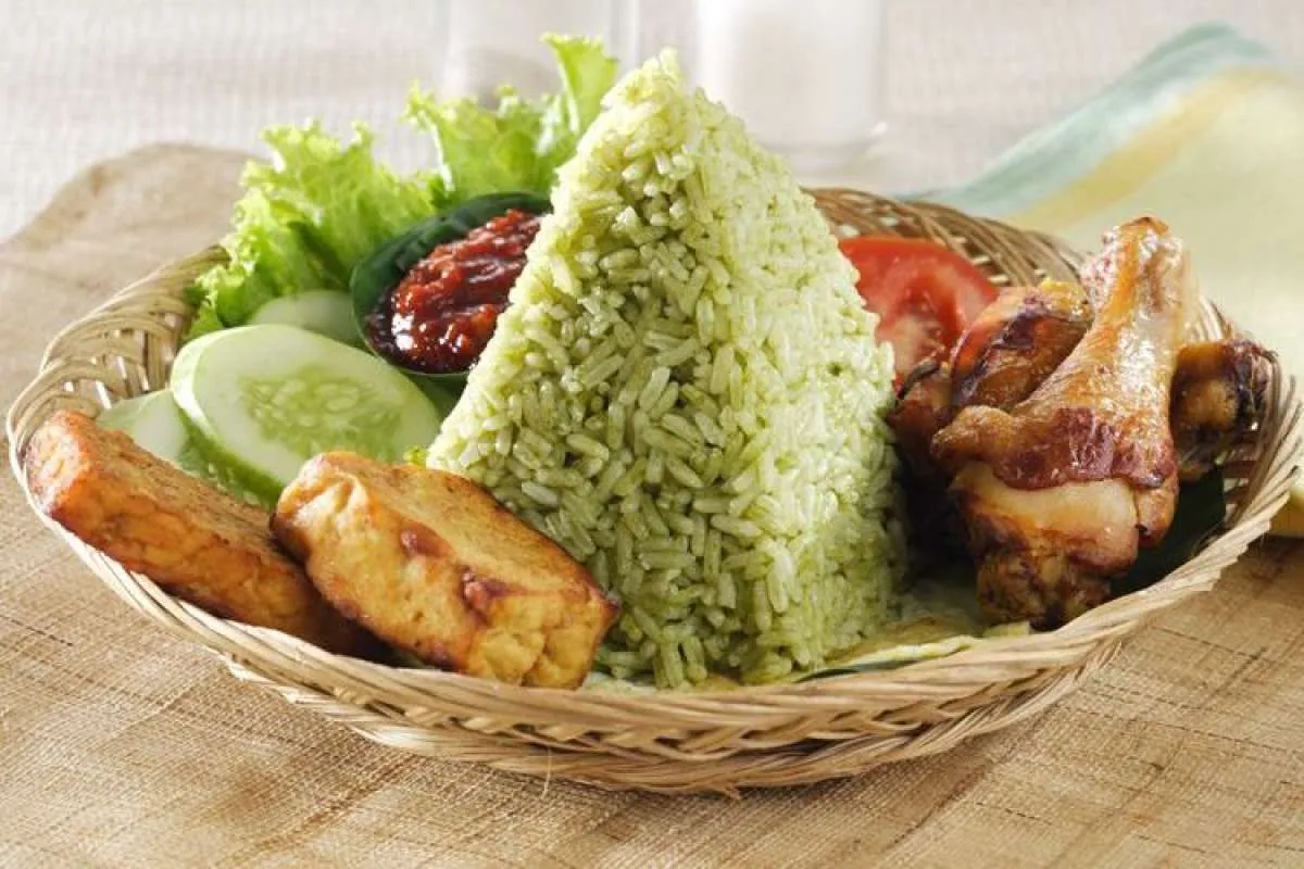 2 Resep Nasi Hijau Daun Sawi, Dimasak Pakai Santan dan Ayam