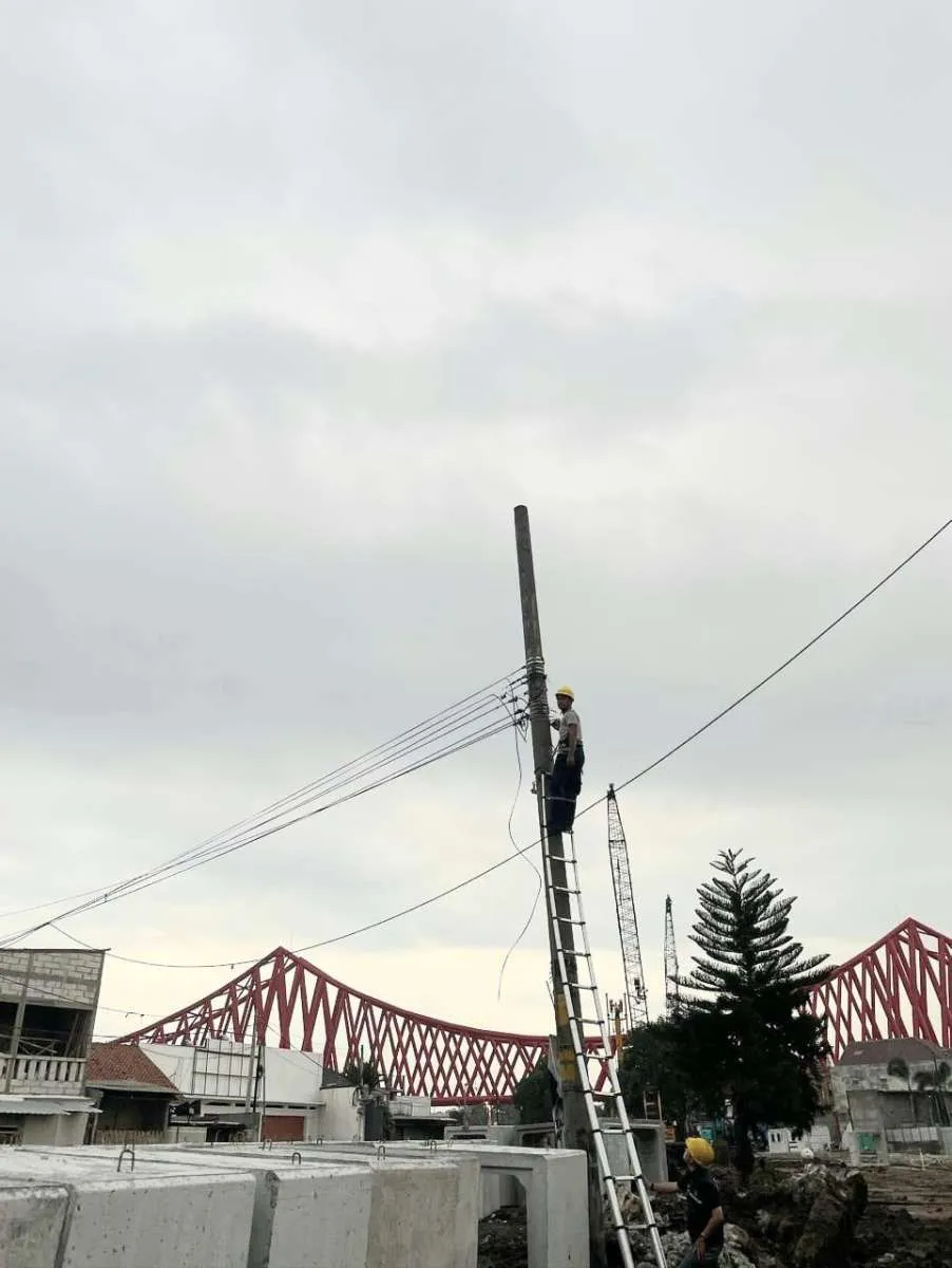 PLN Icon Plus Lakukan Penataan Kabel Fiber Optik di Simpang Joglo Surakarta