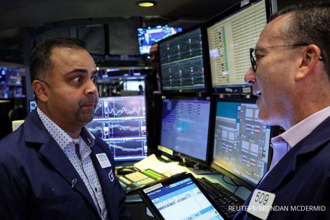 Bond Yields Ease, Stocks Near Flat Ahead of Fed Minutes