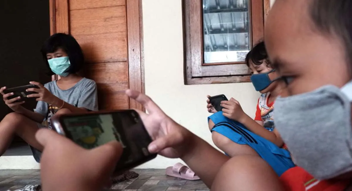 Anak kecanduan gadget? Begini 3 cara mudah mengatasinya