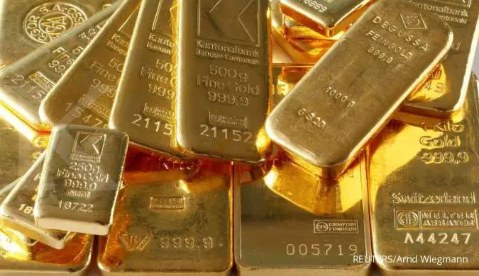 Gold Rises as Ukraine Crisis Escalates, Hawkish Fed Caps Gains