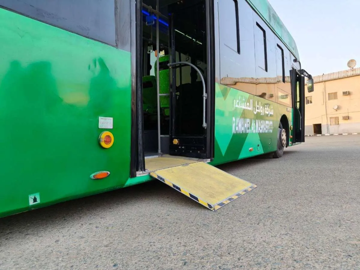 Jemaah Lansia Laksanakan Umroh Wajib Menggunakan Bus Hidrolik