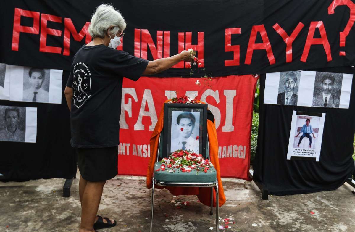 Aksi Tabur Bunga Peringatan Tragedi Semanggi