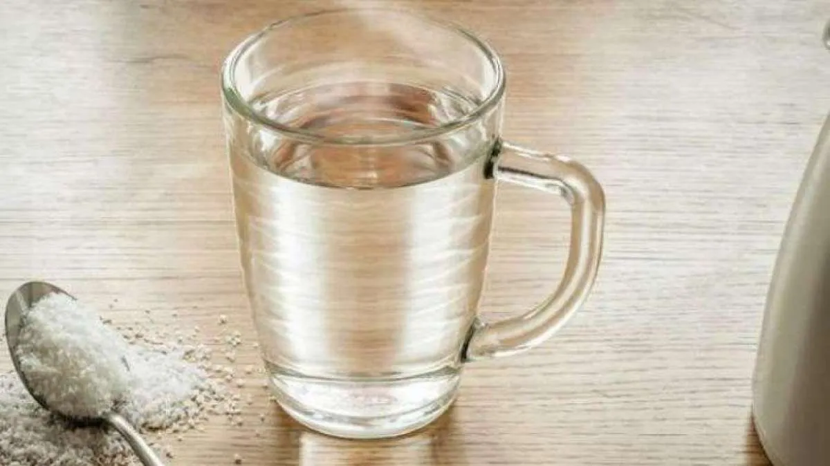 6 Manfaat Minum Air Garam untuk Kesehatan Tubuh dan Mental 