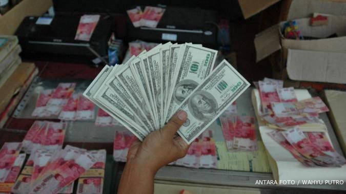 Rupiah menguat tipis menanti data perdagangan