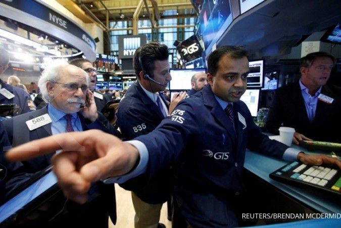 Saat minyak anjlok, Wall Street ditutup sumringah