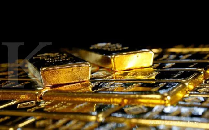 Gold dips as dollar, bond yields rise; U.S. inflation data in focus